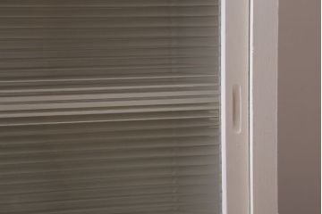 アンティーク家具　アンティークペイント　モールガラス入り!脚付き収納棚(サイドボード)