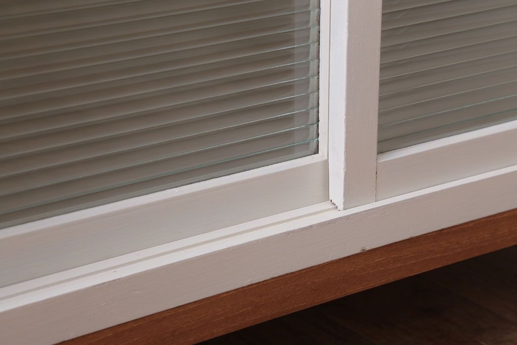 アンティーク家具　アンティークペイント　モールガラス入り!脚付き収納棚(サイドボード)