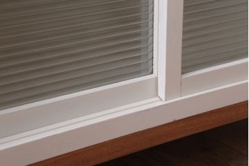 アンティーク家具　アンティークペイント　モールガラス入り!脚付き収納棚(サイドボード)