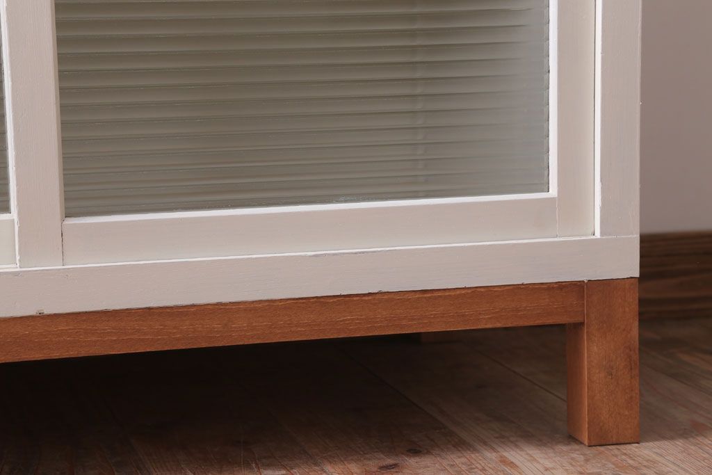 アンティーク家具　アンティークペイント　モールガラス入り!脚付き収納棚(サイドボード)