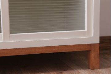 アンティーク家具　アンティークペイント　モールガラス入り!脚付き収納棚(サイドボード)