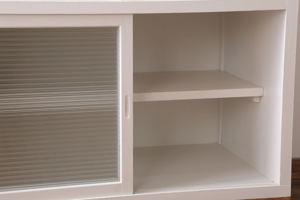 アンティーク家具　アンティークペイント　モールガラス入り!脚付き収納棚(サイドボード)