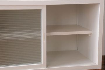 アンティーク家具　アンティークペイント　モールガラス入り!脚付き収納棚(サイドボード)