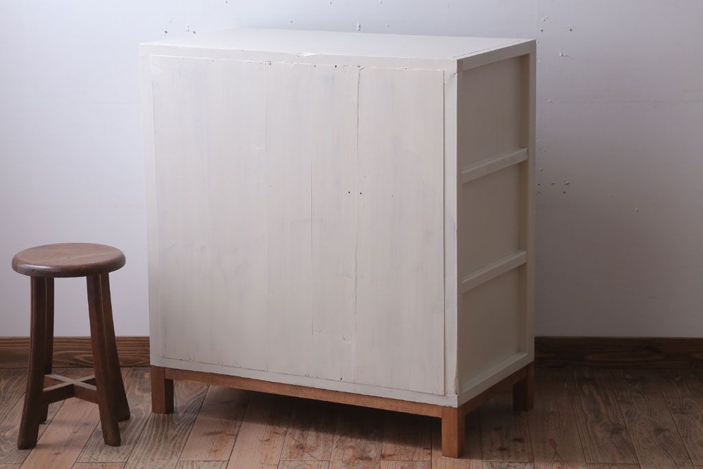 アンティーク家具　アンティークペイント　モールガラス入り!脚付き収納棚(サイドボード)