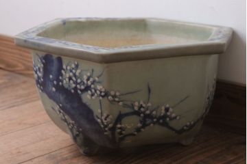 アンティーク雑貨　古民具・骨董　梅の図　青磁植木鉢　六角型(2)