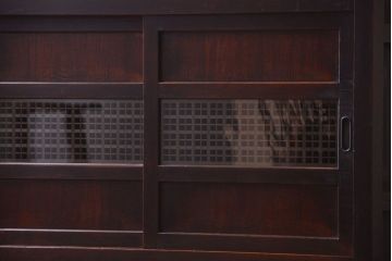 アンティーク家具　和製アンティーク　古い木製の組子引き戸茶箪笥(収納棚)