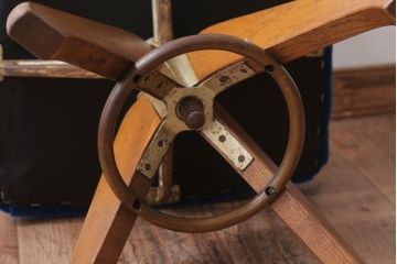レトロ家具　和製アンティーク　古い木のレトロな回転椅子(ドクターチェア)