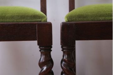 アンティーク家具　イギリスアンティーク　オーク材の優雅なツイストレッグダイニングチェア2脚セット
