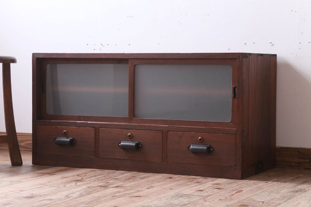 レトロ家具　昭和レトロ　すりガラス入り!古い木製のアンティークローボード