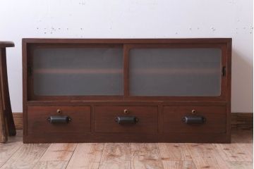 レトロ家具　昭和レトロ　すりガラス入り!古い木製のアンティークローボード