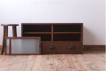 レトロ家具　昭和レトロ　すりガラス入り!古い木製のアンティークローボード