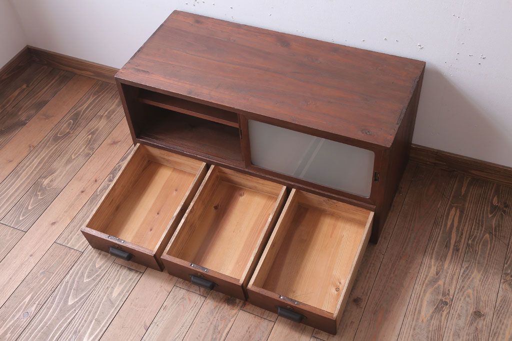 レトロ家具　昭和レトロ　すりガラス入り!古い木製のアンティークローボード