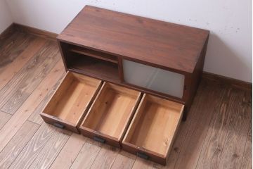 レトロ家具　昭和レトロ　すりガラス入り!古い木製のアンティークローボード