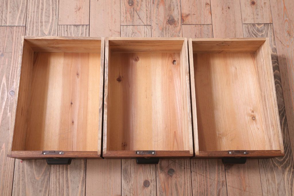 レトロ家具　昭和レトロ　すりガラス入り!古い木製のアンティークローボード