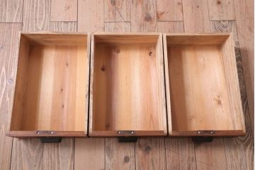 レトロ家具　昭和レトロ　すりガラス入り!古い木製のアンティークローボード