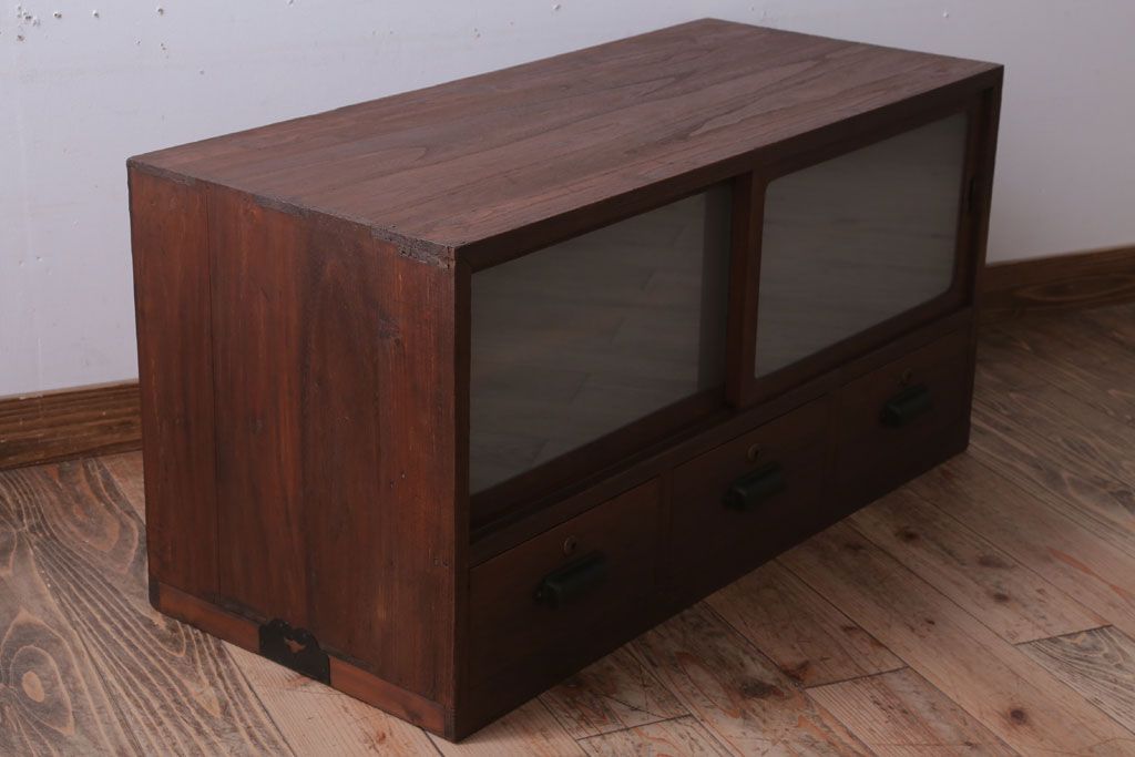 レトロ家具　昭和レトロ　すりガラス入り!古い木製のアンティークローボード