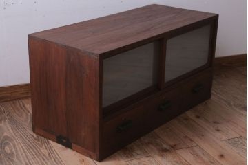 レトロ家具　昭和レトロ　すりガラス入り!古い木製のアンティークローボード