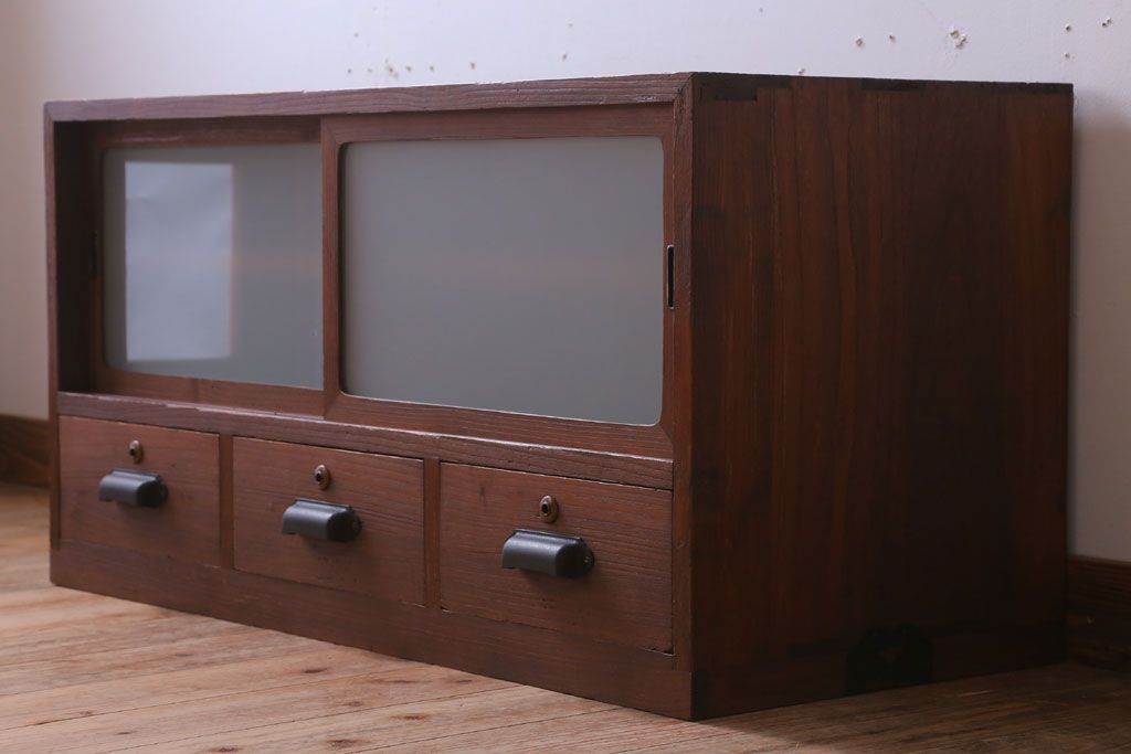 レトロ家具　昭和レトロ　すりガラス入り!古い木製のアンティークローボード