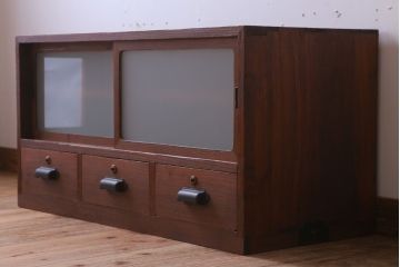 レトロ家具　昭和レトロ　すりガラス入り!古い木製のアンティークローボード