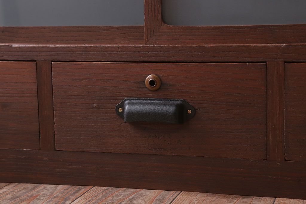 レトロ家具　昭和レトロ　すりガラス入り!古い木製のアンティークローボード