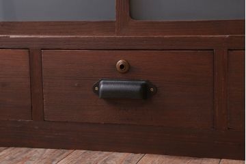 レトロ家具　昭和レトロ　すりガラス入り!古い木製のアンティークローボード