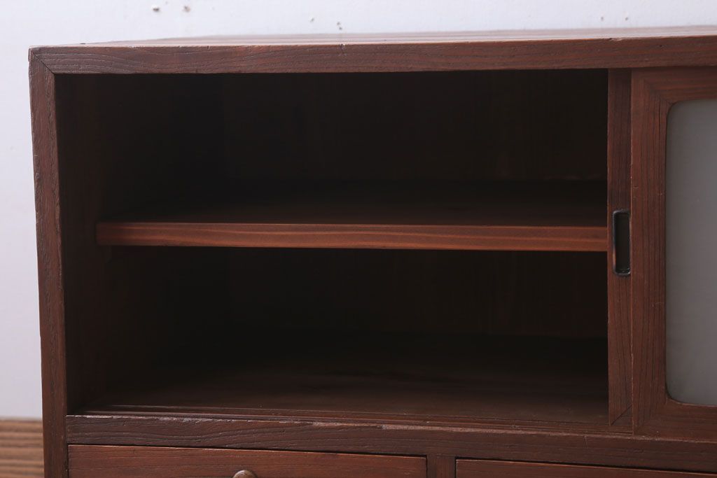 レトロ家具　昭和レトロ　すりガラス入り!古い木製のアンティークローボード