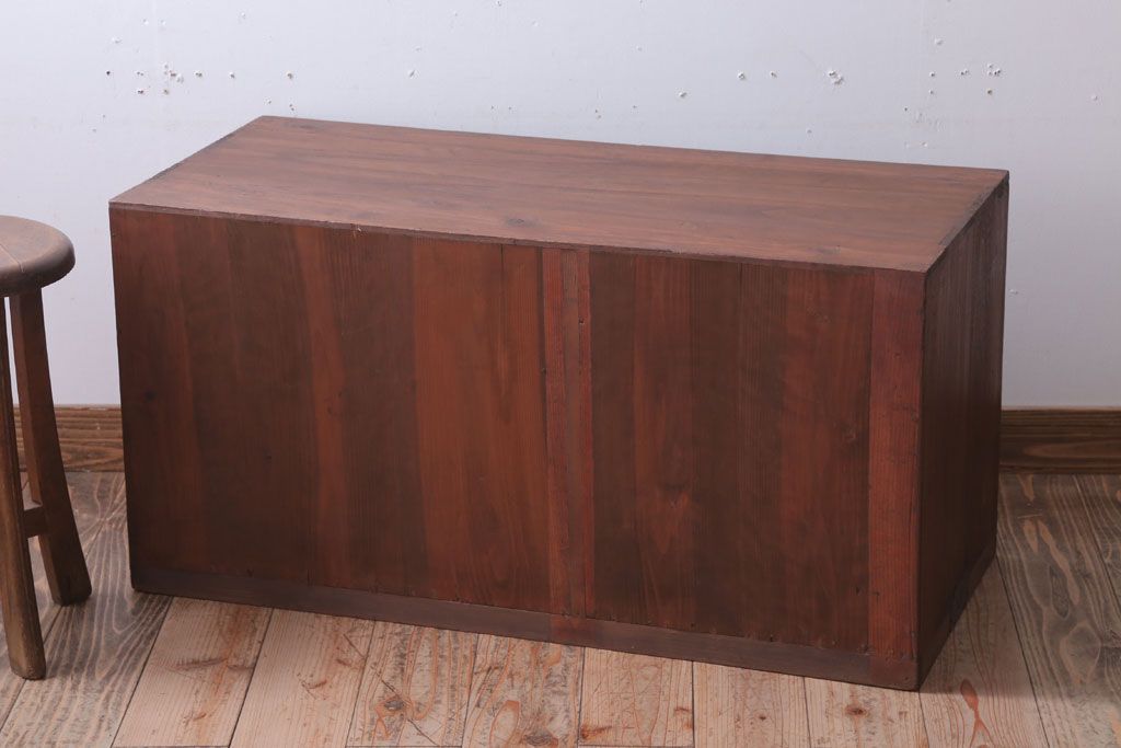 レトロ家具　昭和レトロ　すりガラス入り!古い木製のアンティークローボード