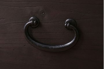 アンティーク家具　古民具・骨董　シンプルな丸金具の時代箪笥ローボード(1)