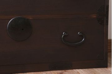 アンティーク家具　古民具・骨董　シンプルな丸金具の時代箪笥ローボード(2)