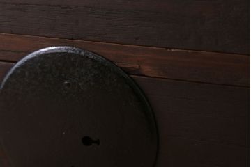 アンティーク家具　古民具・骨董　シンプルな丸金具の時代箪笥ローボード(2)