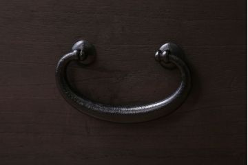 アンティーク家具　古民具・骨董　シンプルな丸金具の時代箪笥ローボード(2)