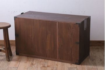 アンティーク家具　古民具・骨董　シンプルな丸金具の時代箪笥ローボード(2)