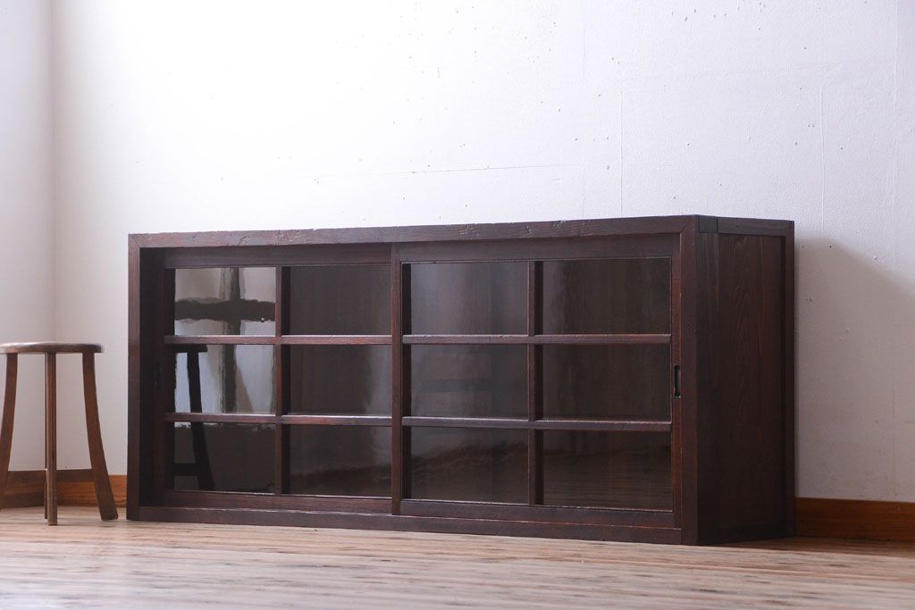 アンティーク家具　古民具・骨董　和製アンティークの引き戸ローボード(収納棚)