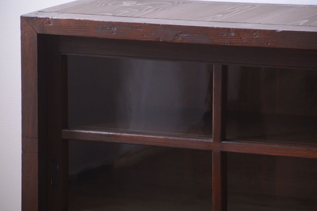 アンティーク家具　古民具・骨董　和製アンティークの引き戸ローボード(収納棚)