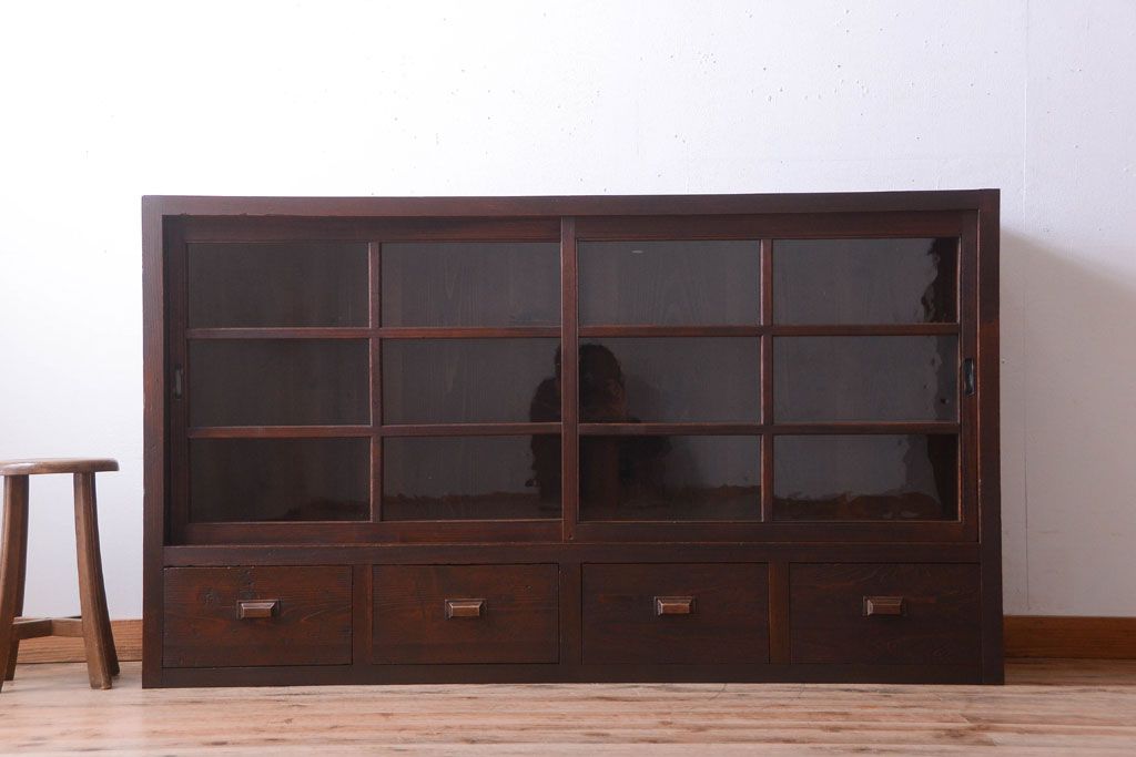 アンティーク家具　古民具・骨董　引き出し4杯付き!和製アンティークの引き戸ローボード(収納棚)