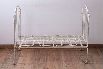 アンティーク家具　イギリスアンティーク　アイアン製フォールディングベビーベッド(2)