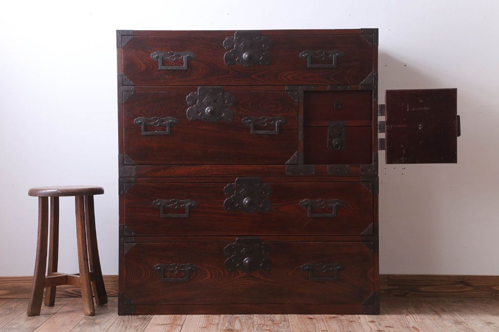 アンティーク家具　古民具・骨董　明治期　前面欅材の二段重ね庄内箪笥(衣装箪笥)