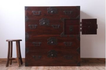 アンティーク家具　古民具・骨董　明治期　前面欅材の二段重ね庄内箪笥(衣装箪笥)