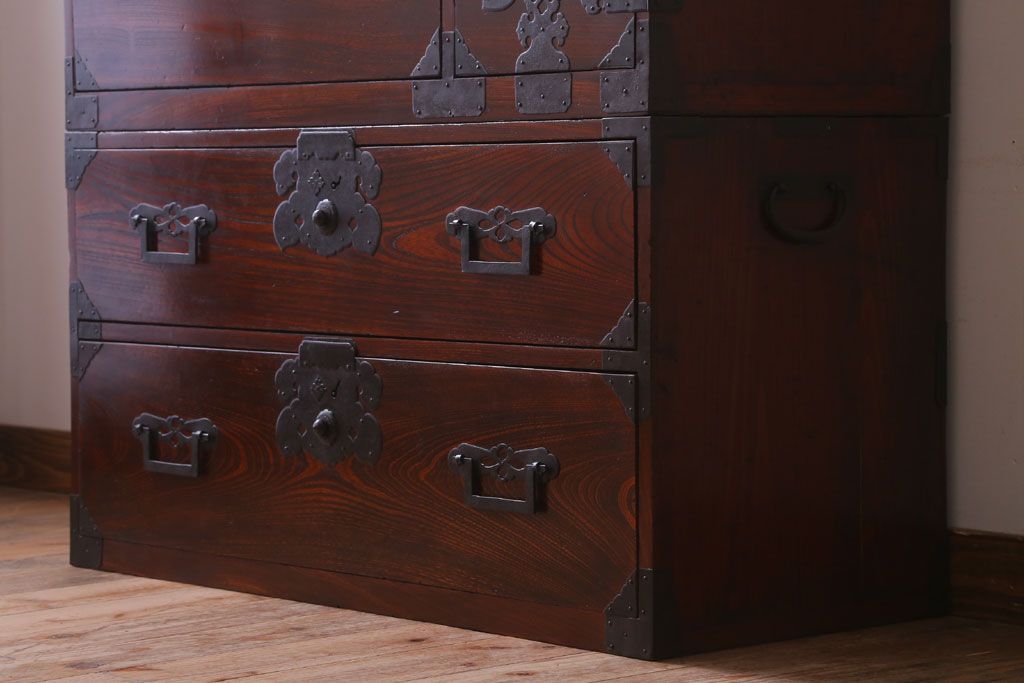 アンティーク家具　古民具・骨董　明治期　前面欅材の二段重ね庄内箪笥(衣装箪笥)