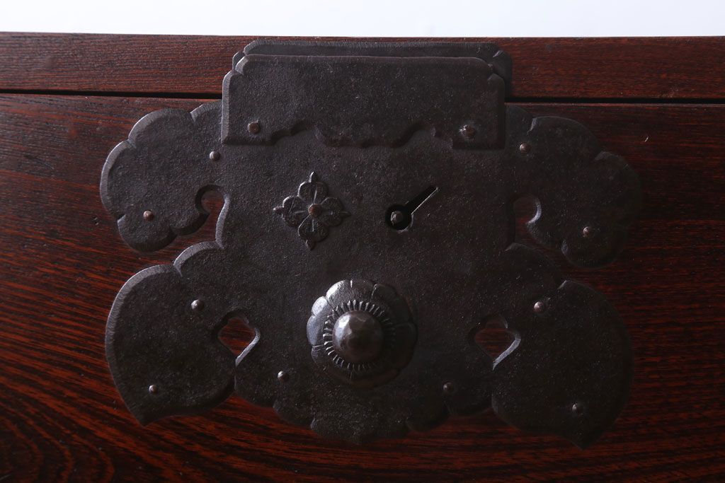 アンティーク家具　古民具・骨董　明治期　前面欅材の二段重ね庄内箪笥(衣装箪笥)