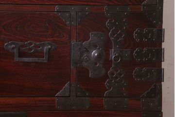 アンティーク家具　古民具・骨董　明治期　前面欅材の二段重ね庄内箪笥(衣装箪笥)