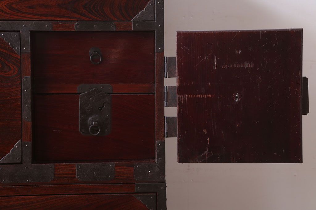 アンティーク家具　古民具・骨董　明治期　前面欅材の二段重ね庄内箪笥(衣装箪笥)