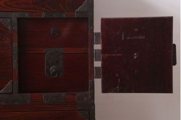 アンティーク家具　古民具・骨董　明治期　前面欅材の二段重ね庄内箪笥(衣装箪笥)