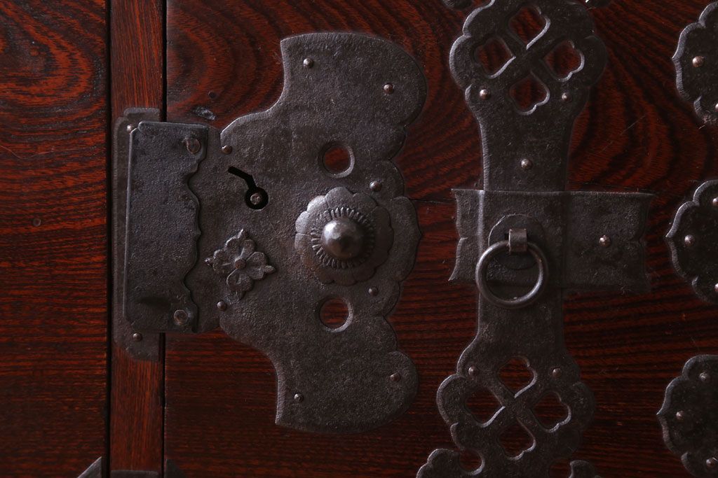 アンティーク家具　古民具・骨董　明治期　前面欅材の二段重ね庄内箪笥(衣装箪笥)