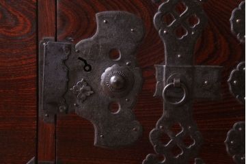 アンティーク家具　古民具・骨董　明治期　前面欅材の二段重ね庄内箪笥(衣装箪笥)