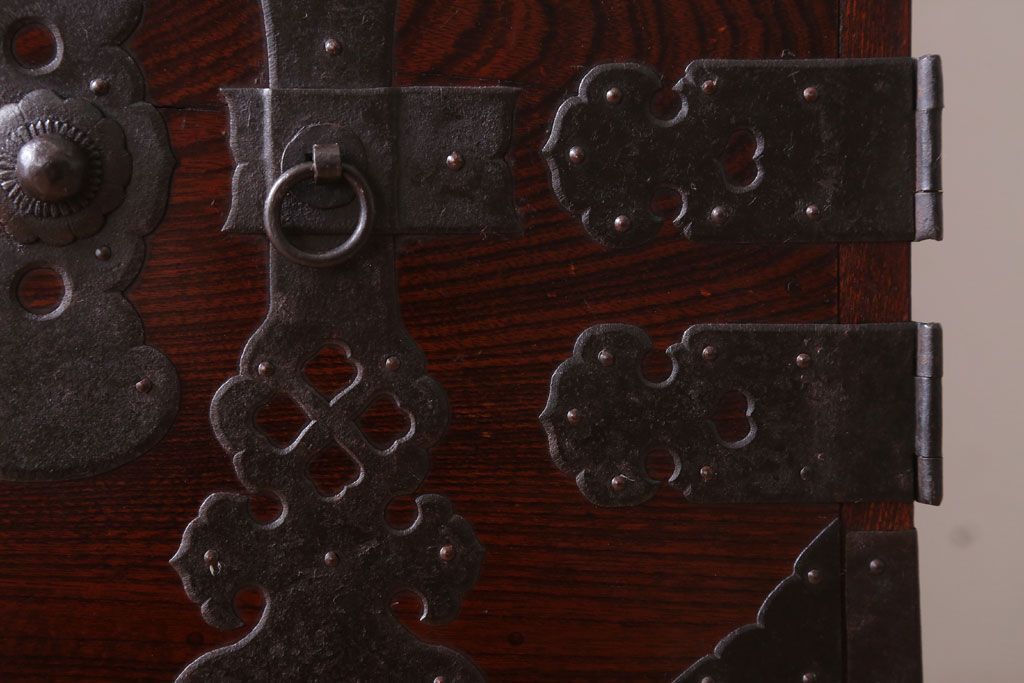 アンティーク家具　古民具・骨董　明治期　前面欅材の二段重ね庄内箪笥(衣装箪笥)