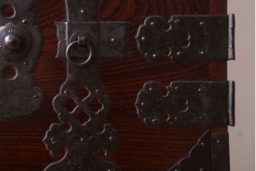 アンティーク家具　古民具・骨董　明治期　前面欅材の二段重ね庄内箪笥(衣装箪笥)