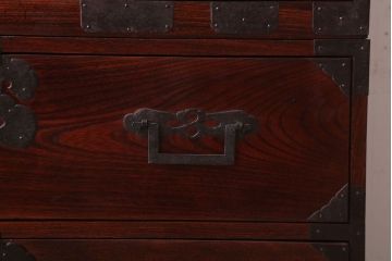 アンティーク家具　古民具・骨董　明治期　前面欅材の二段重ね庄内箪笥(衣装箪笥)