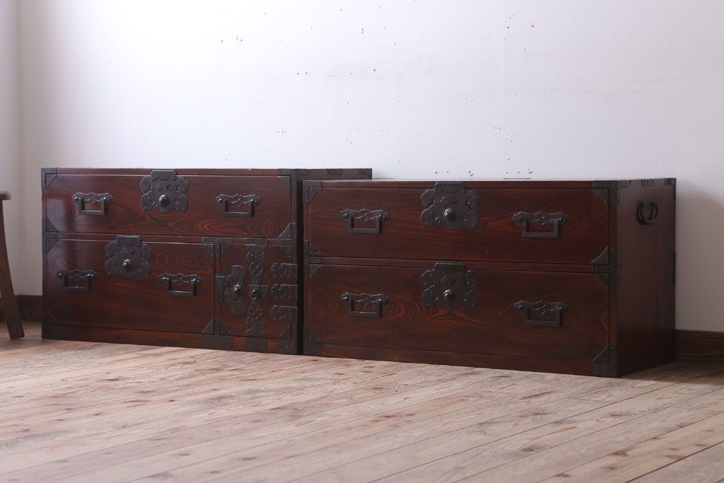 アンティーク家具　古民具・骨董　明治期　前面欅材の二段重ね庄内箪笥(衣装箪笥)