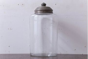 アンティーク雑貨　昭和レトロ　蓋付きのアンティークガラス瓶(ビン)(2)